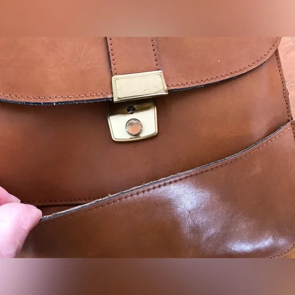 Vintage Carmel Leather Cross Body Bag with lock & original key. - Picture 7 of 10